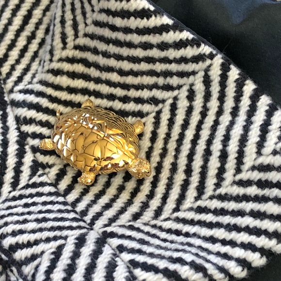 Vintage Monet Gold Plated Turtle Brooch. - Picture 9 of 10